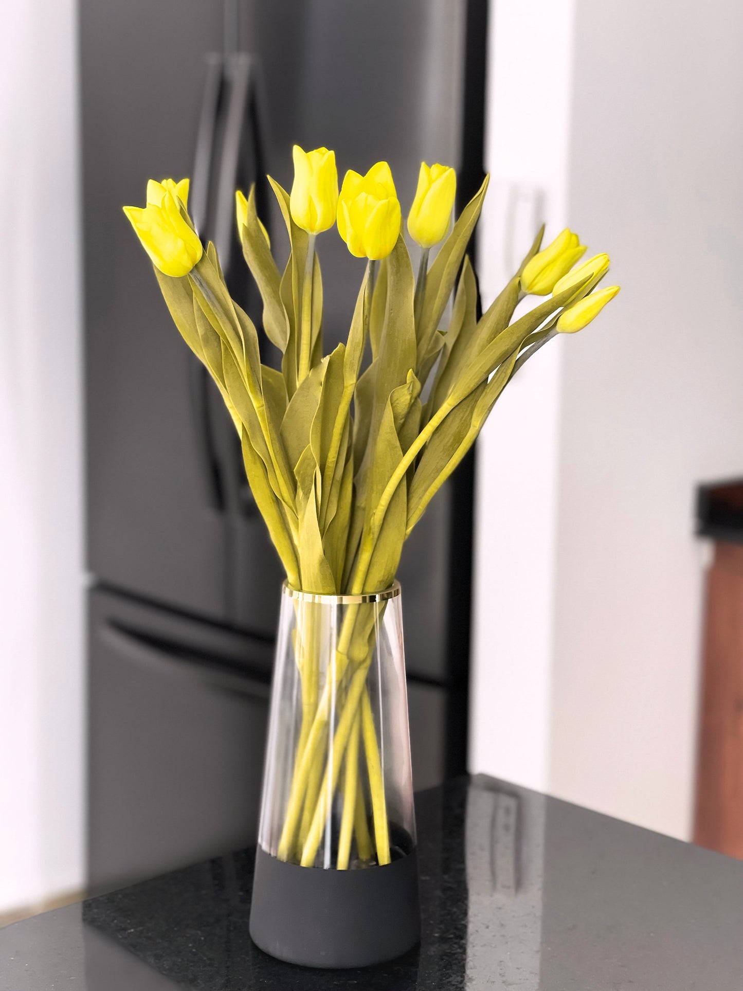 Tulipanes en Jarrón de Cristal